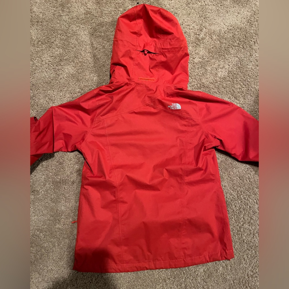 The North Face women’s red raincoat size medium dryvent - Picture 3 of 10